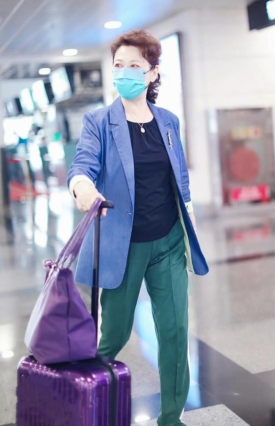 74岁王馥荔换了泡面头减龄10岁，穿蓝西装+绿裤，完全没有大妈味 - 4