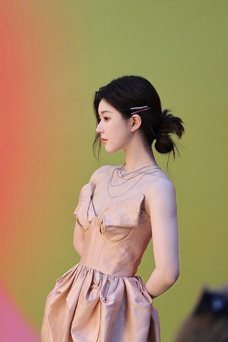朴彩英出席Tiffany纽约活动，穿了与赵露思同款粉色抹胸短裙… - 4