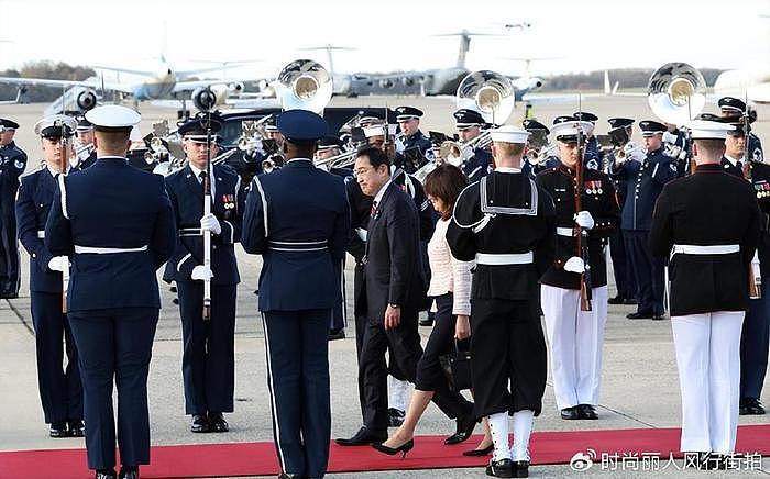 日本第一夫人访问美国了！穿粉外套抵达机场很显气质，尽显东方美 - 6