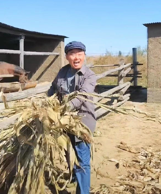 52岁演员邵峰河北农村生活，泥土地喂牲口没架子，走路踉跄好朴素 - 2