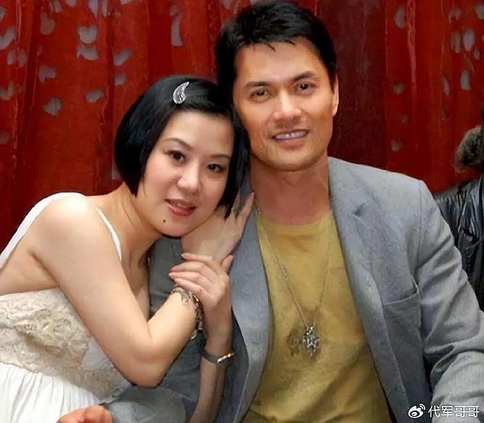 52岁杨小娟：嫁大12岁三婚吕良伟，帮丈夫赚上亿身家，儿子不像爸 - 30