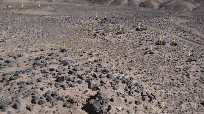 智利荒漠出现大量黑绿色斑块，年龄约1.2万年 - 2