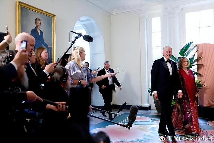76岁希拉里和克林顿牵手出席白宫国宴！穿刺绣长袍风采依旧，霸气 - 14