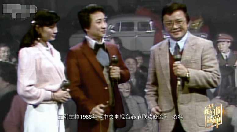 王刚央视后台庆73岁生日，戴着眼镜像老小孩，还因像素向网友道歉 - 5