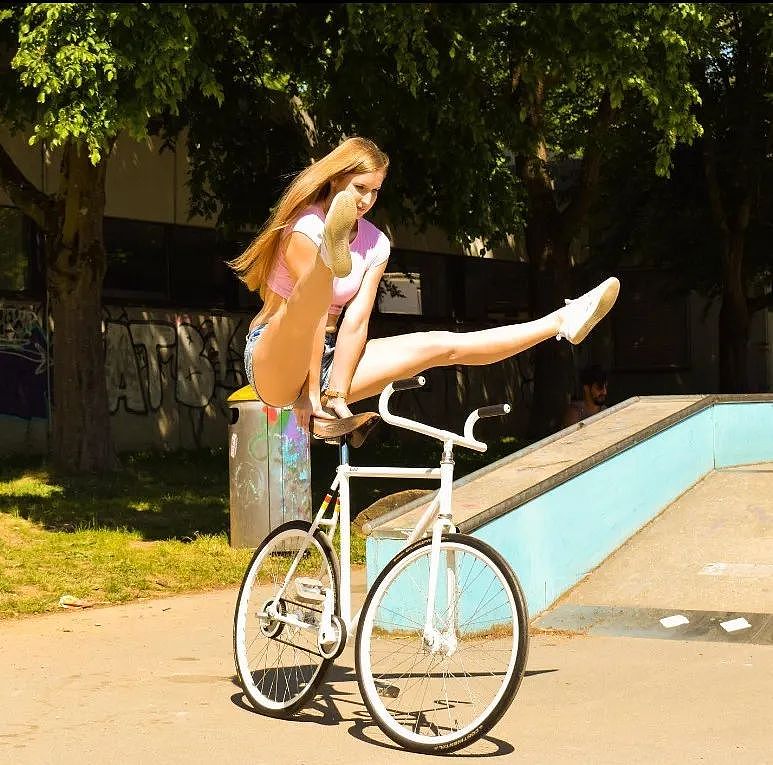 德国妹子在自行车上跳“芭蕾”，大长腿也太哇塞了，亮瞎双眼！ - 8