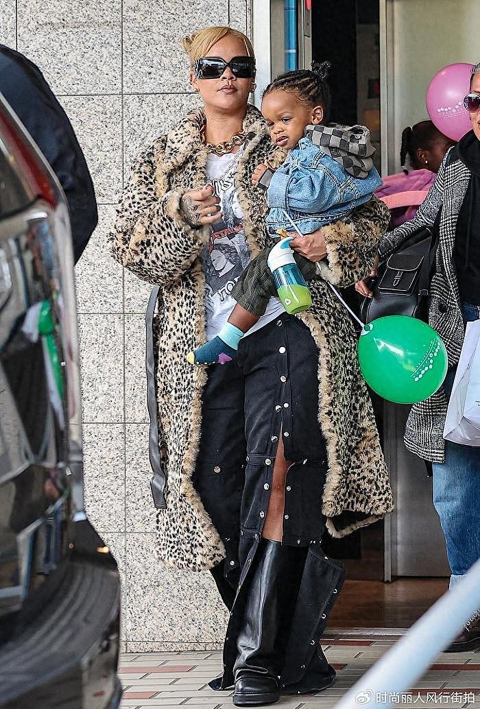 蕾哈娜出街变辣妈！单手抱着2岁儿子去游乐场，儿子穿牛仔太酷了 - 1