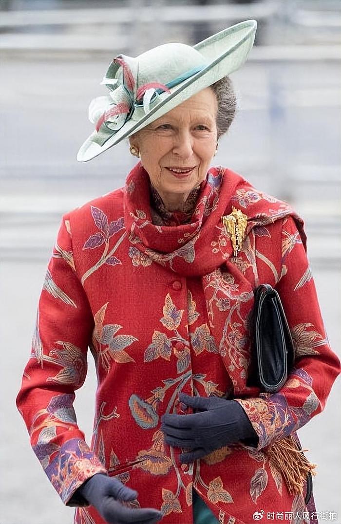 73岁英国长公主被迫当劳模！一袭红衣裹身好明媚，7天竟然营业8次 - 12