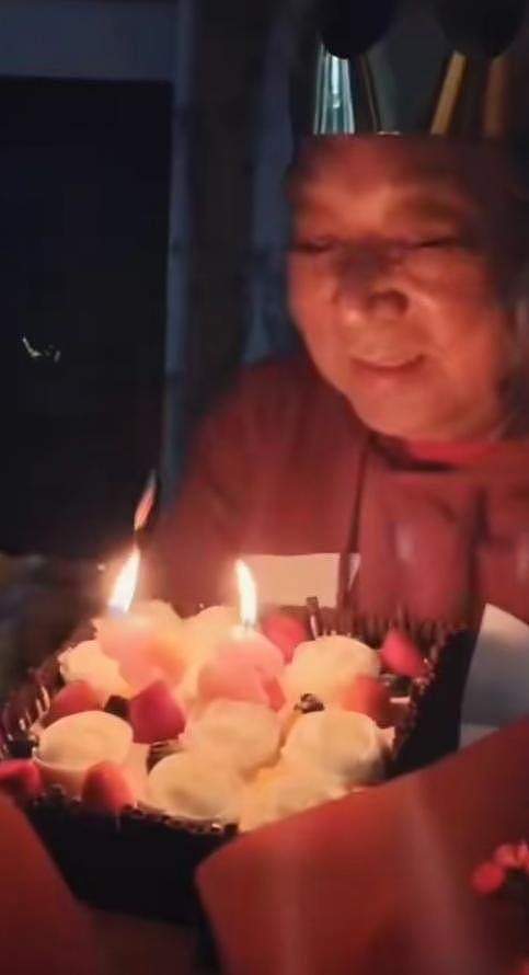 王茜华为爸庆82岁生日！父母捧着蛋糕鲜花好恩爱，身后家具朴素 - 2