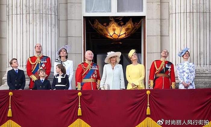 英女王20岁小孙女在庆典成时尚黑马！穿蓝色印花裙好美，不输小夏 - 2