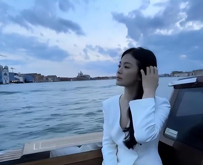 宋慧乔在威尼斯，优雅白西装吸睛，和车银优视频，又被韩网友热议 - 4