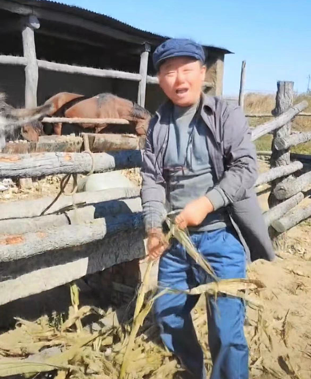 52岁演员邵峰河北农村生活，泥土地喂牲口没架子，走路踉跄好朴素 - 4