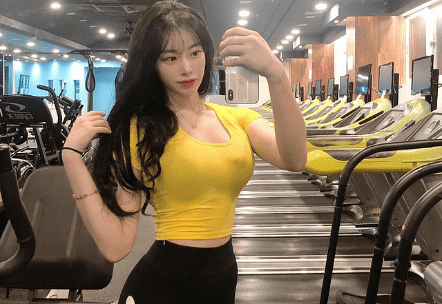 韩国美女健身教练，身材火辣，坚持运动成就了她 - 5