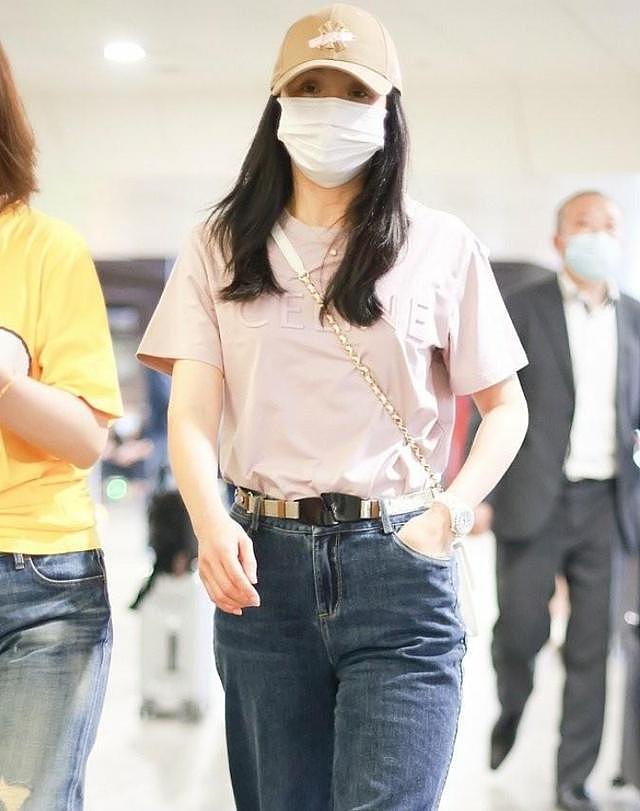 王艳一身低打扮走机场，T恤+牛仔裤+棒球帽，晴格格纯素颜太美 - 2