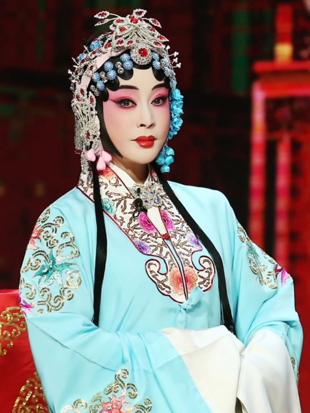 刘晓庆挑战京剧造型，青衣扮相眼神好勾人，状态好到不似68岁 - 3
