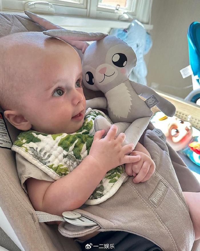 帕丽斯·希尔顿罕见晒娃，7个月宝宝额头巨大显怪异，惹脑积水猜测 - 3