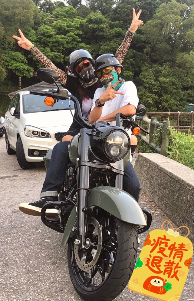 吕颂贤载着太太麦景腾骑摩托车兜风 夫妻俩互相为对方拍帅气照 - 3