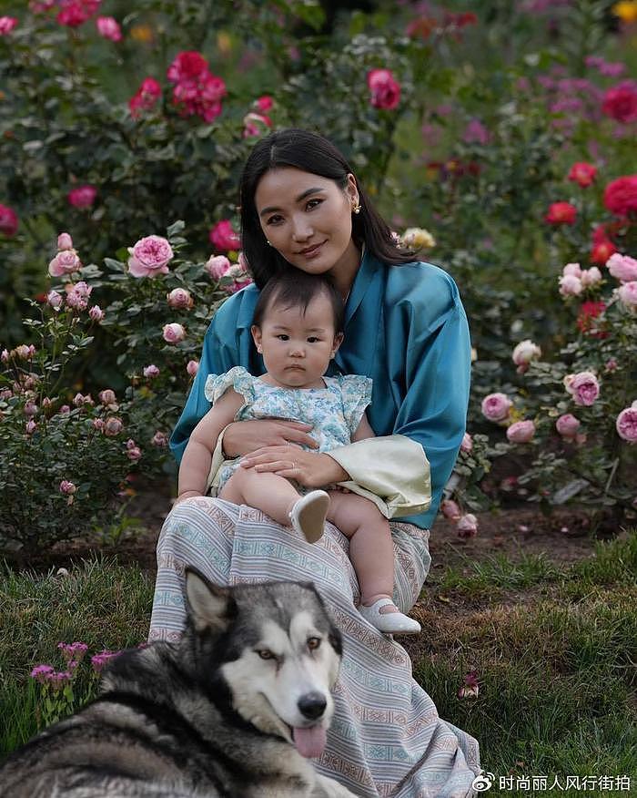 不丹王后抱小公主庆祝34岁生日！眼神显疲惫，小公主穿碎花裙好萌 - 2