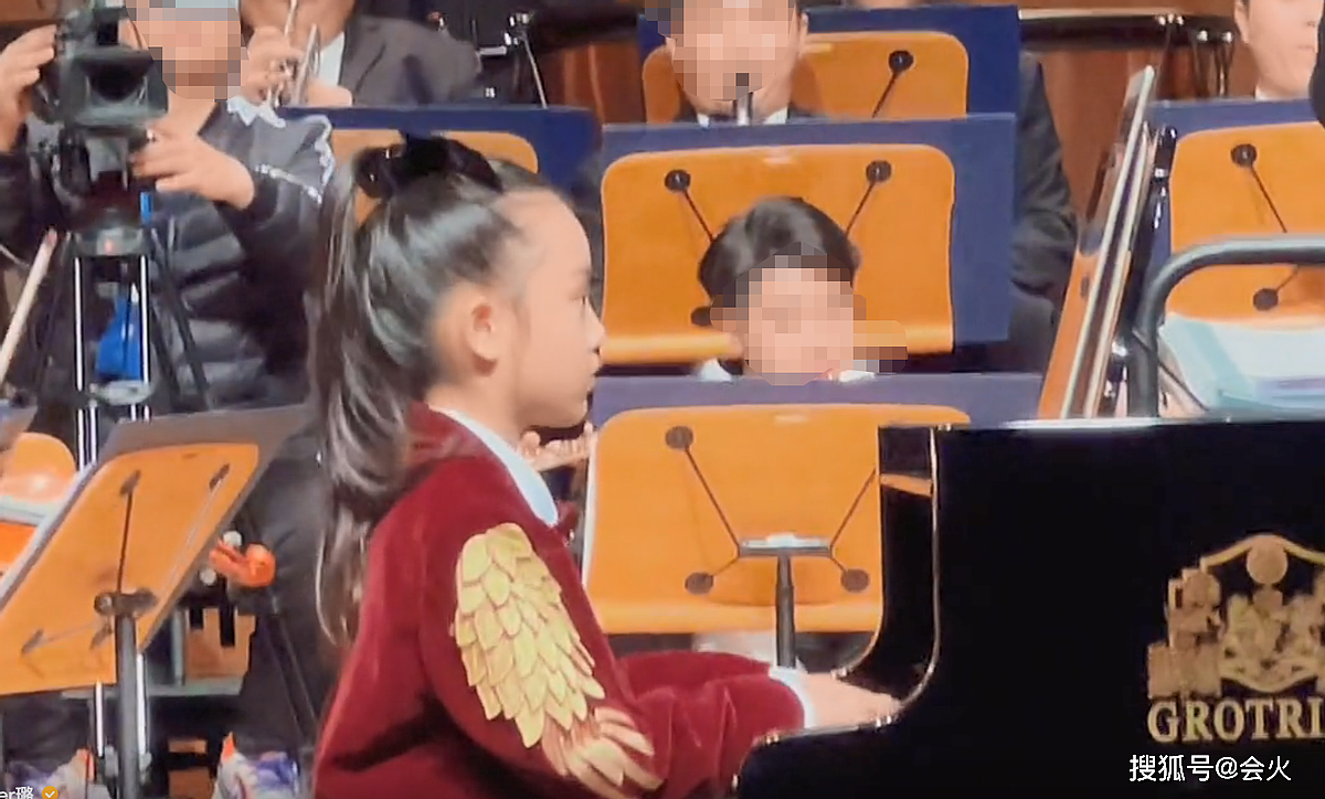 9岁甜馨参加钢琴演出！穿红色西装好帅气，裤子太长走路超大步 - 4