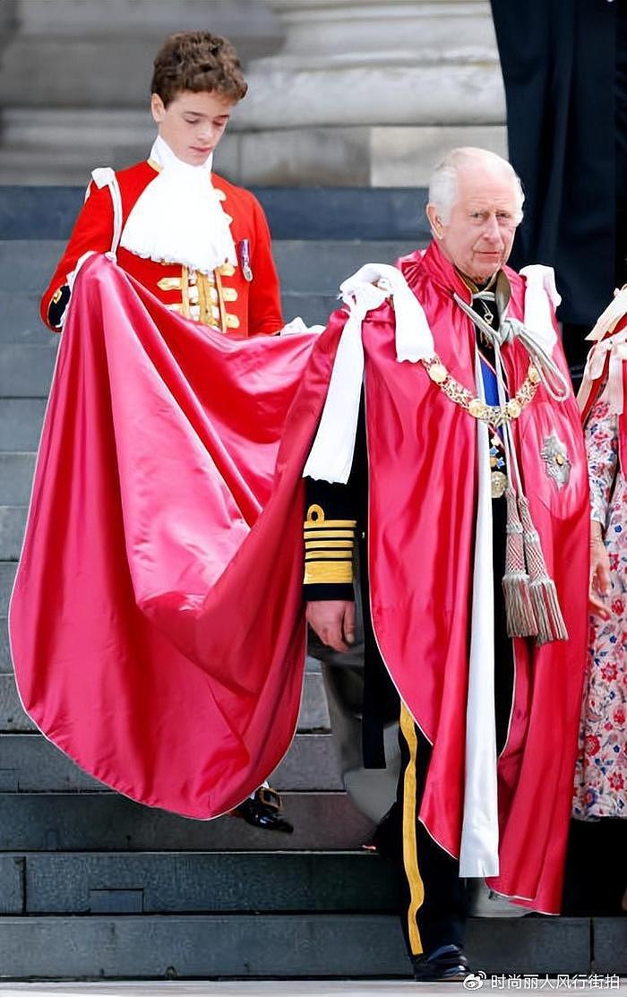 英国罗丝和丈夫风光亮相！12岁儿子给查尔斯提袍，却不用乔治王子 - 2