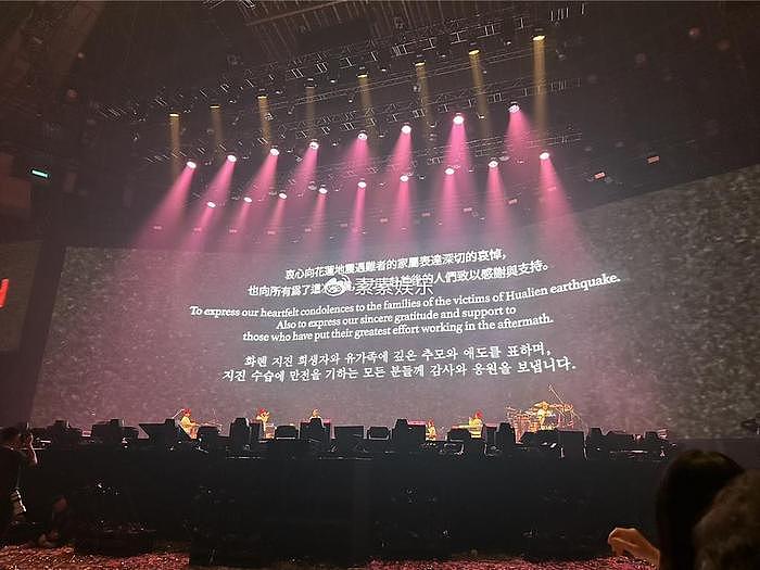 IU演唱会给粉丝送定制礼物，用3种语言悼念地震遇难者 - 4
