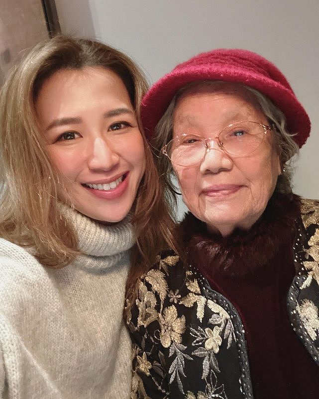 岑杏贤很孝顺请奶奶去风景好的酒店吃饭庆祝92岁生日 - 1