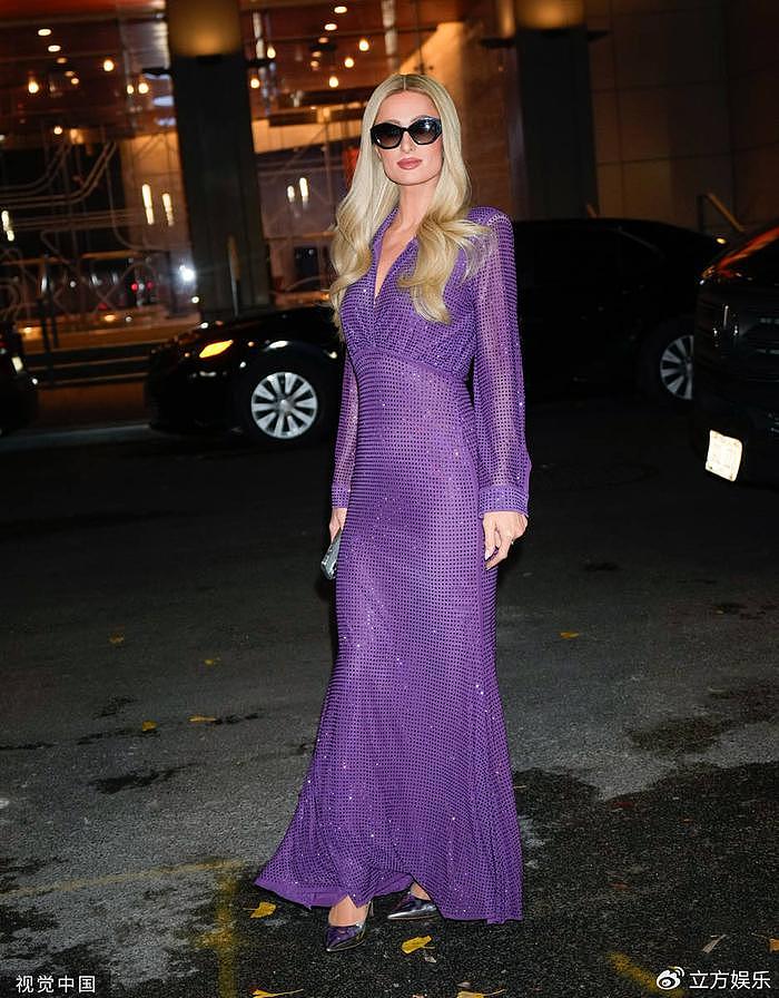 帕丽斯·希尔顿穿紫色亮片连衣裙 走路带风优雅魅惑 - 1