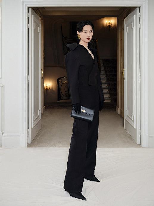 时尚这块还得看@李宇春 ，一身黑色深V荡领套装出席巴黎高定秀场… - 2
