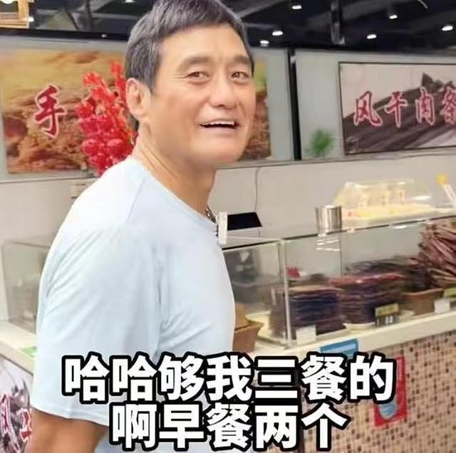 64岁港星王俊棠久居广东，逛工厂桌上摆满生蚝，穿59元短袖接地气 - 11