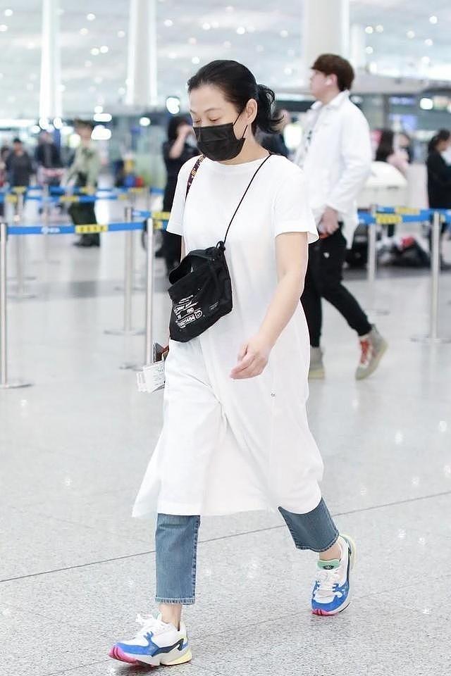 刘若英变胖了更美，穿长款白T恤+牛仔裤走机场，素颜状态太年轻 - 3