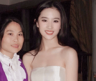 刘亦菲自称上学时没人追，刚看完她18岁照片后，粉丝：这谁敢追 - 2