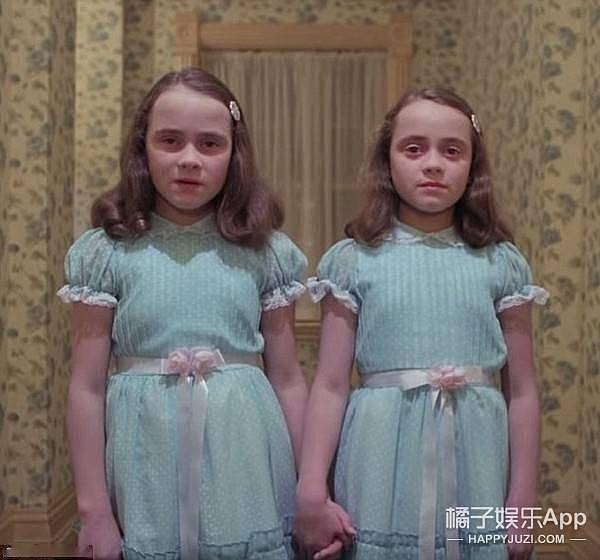 还记得《闪灵》里的双胞胎吗？她们长大变成这样了！ - 27