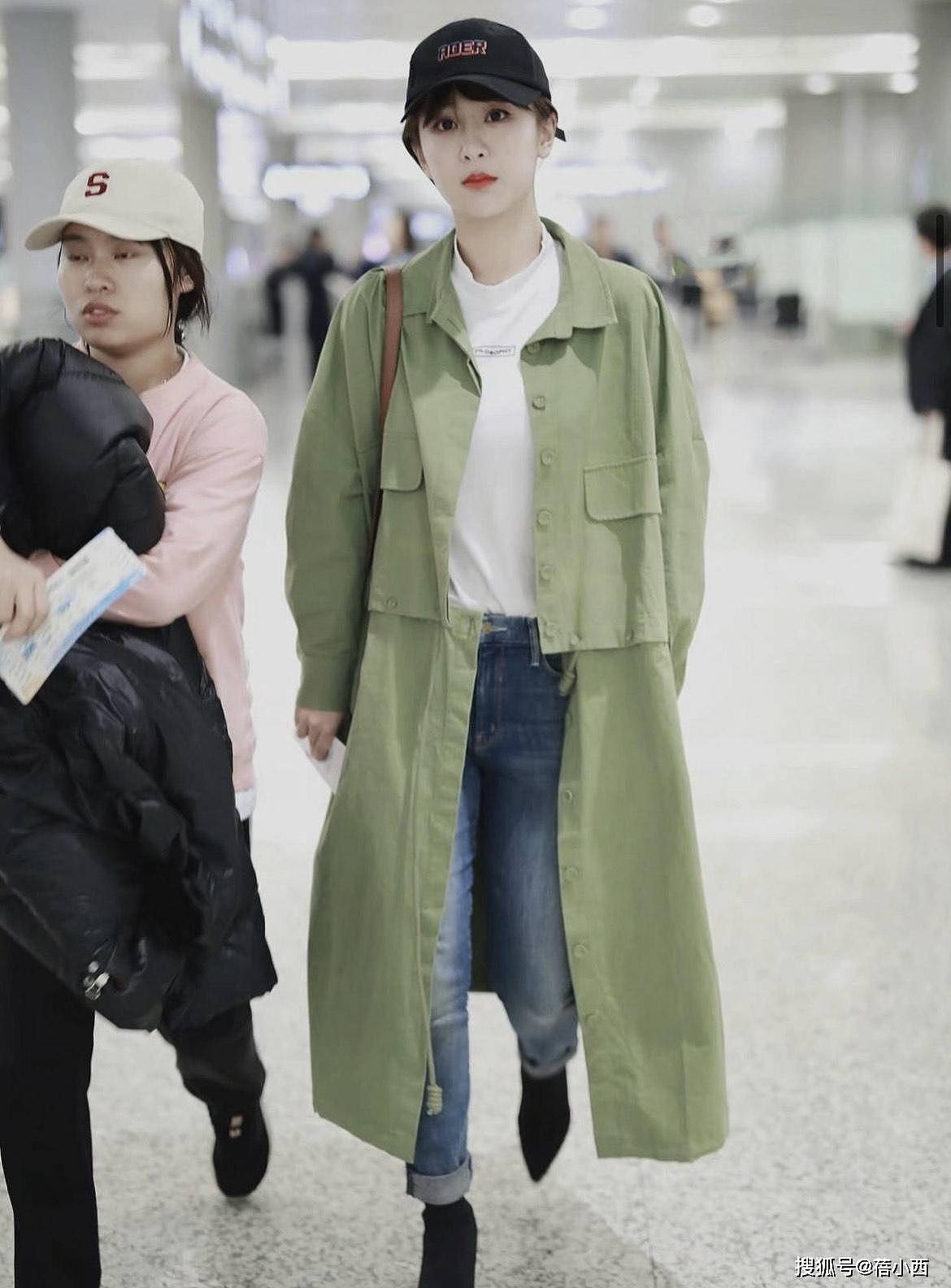 杨紫的造型师又成功了，军绿色风衣配牛仔裤，让她看上去洋气太多 - 4