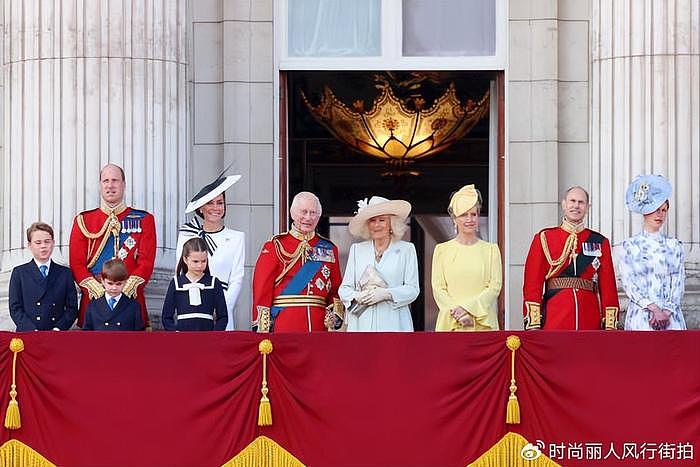 英女王20岁小孙女在庆典成时尚黑马！穿蓝色印花裙好美，不输小夏 - 15