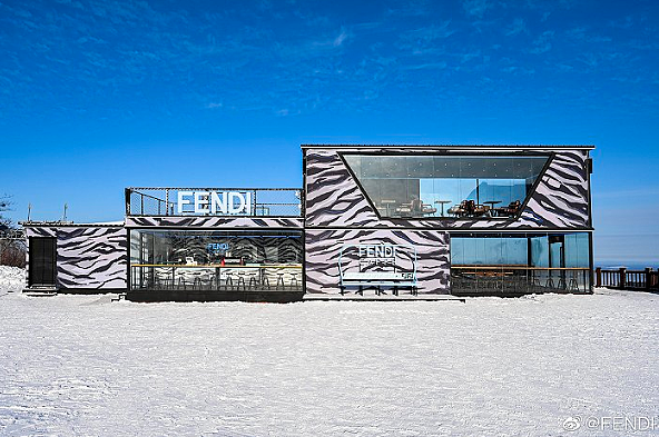 位于长白山万达滑雪场山顶的 限时咖啡馆「FENDI CAFE」 图片来源：FENDI