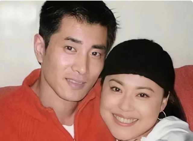 李菁菁离婚三次疑有新欢，男方在其家又比她年轻，称呼亲昵引争议 - 10