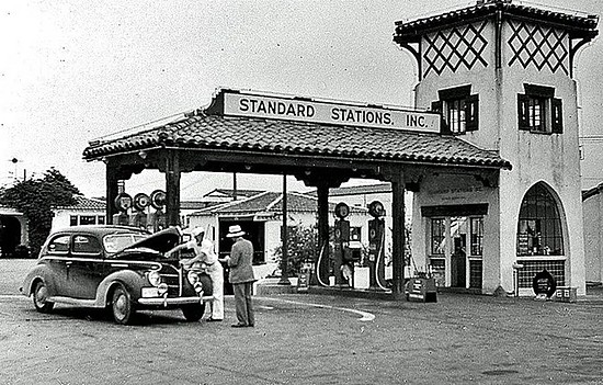 一家标准石油加油站（图片来源：Wikimedia）