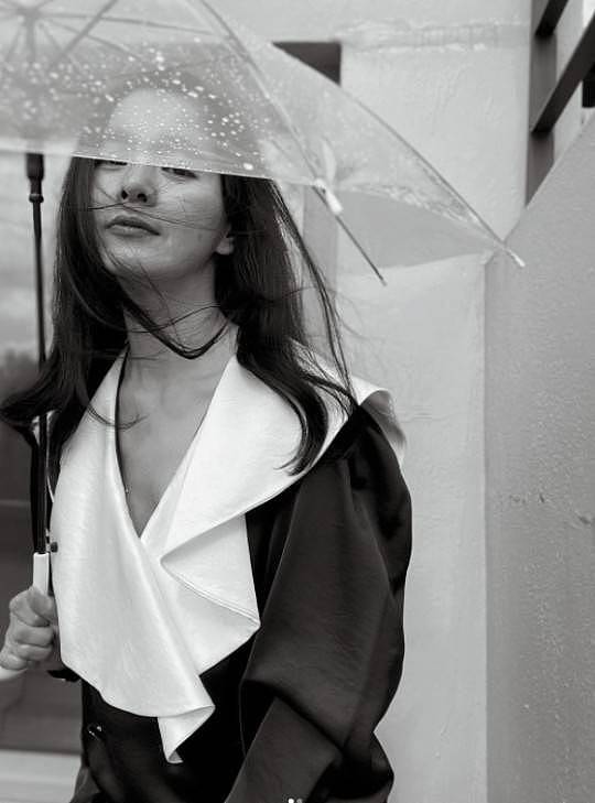 韩国女艺人郑惠英晒照秀优雅迷人美貌 雨中撑伞氛围感十足 - 1