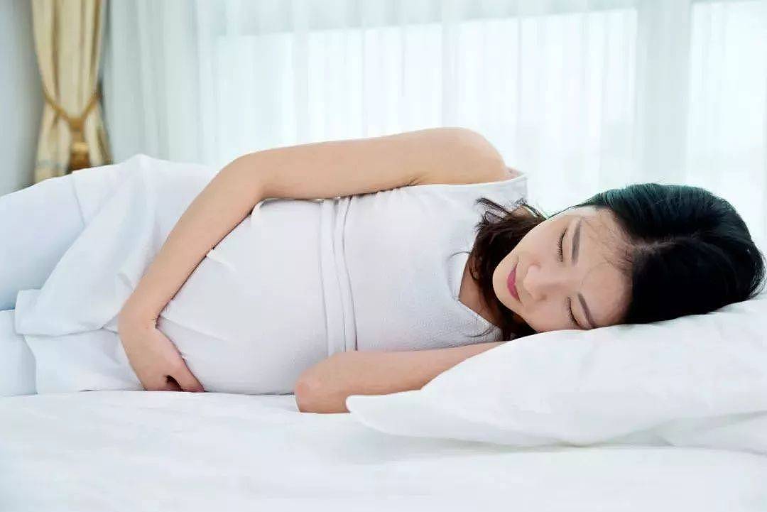 孕早期到晚期坚持左侧卧，却惹来麻烦，原来早晚期的睡姿有大区别 - 5