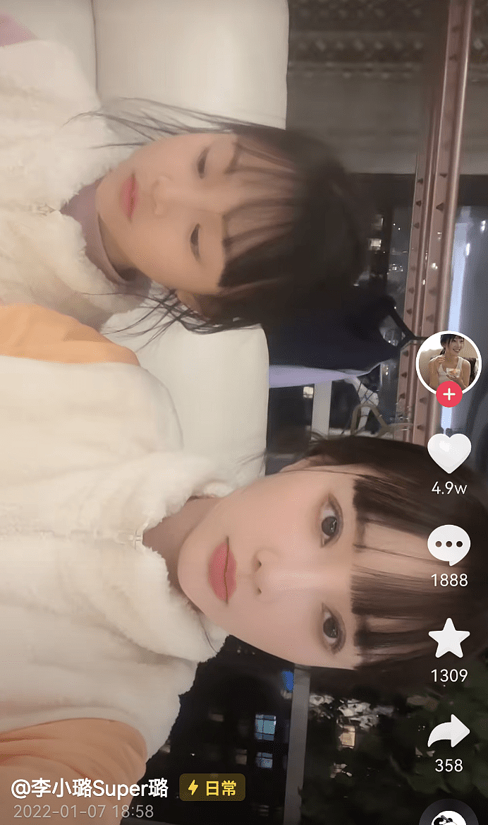 甜馨剪齐刘海和李小璐拍视频，母女拥有同款发型和脸型如姐妹花 - 1
