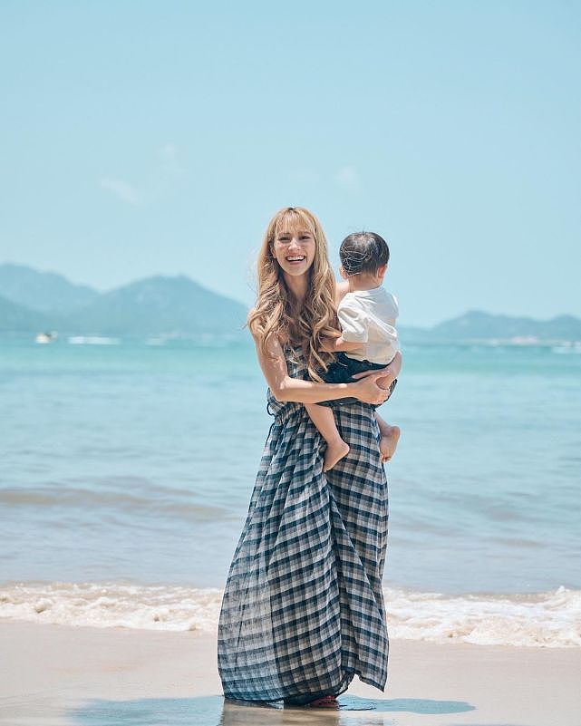 陈凯琳与小儿子在沙滩玩耍拍美照 很有孝心提前为妈妈庆祝母亲节 - 7