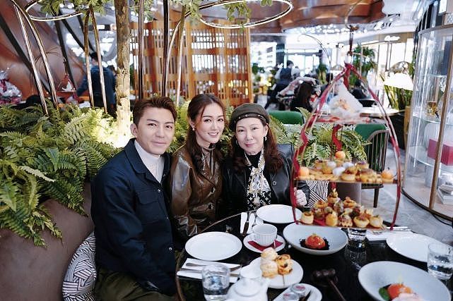 袁伟豪携妻与妈妈吃饭逛街 分享母子俩在童年很有意义的合影 - 1