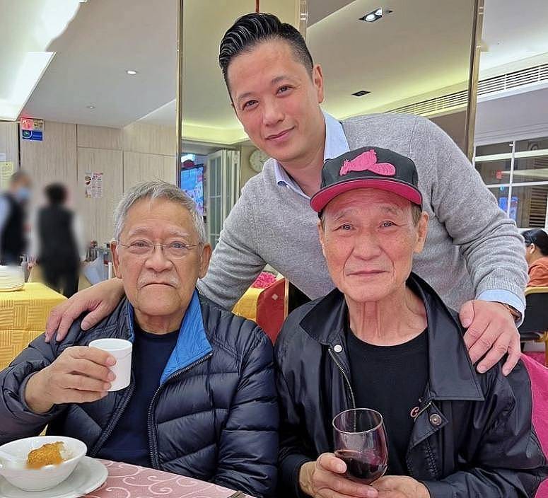 香港武打巨星患肺癌后罕见露面，眉毛几乎全白，77岁才注册结婚 - 2
