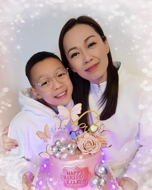 姚莹莹51岁生日与儿子单独庆祝 一直未婚独自照顾宝贝儿子 - 2