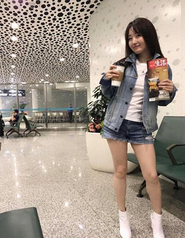 杨钰莹对自己“好狠”，穿牛仔外套+短裤走机场，52岁硬装成00后 - 1