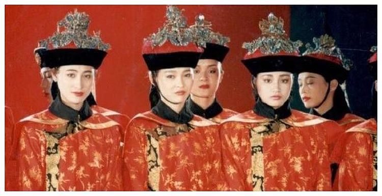 王祖贤30年前照片被扒，有谁注意到背景板旗袍女？如今成当红巨星 - 3