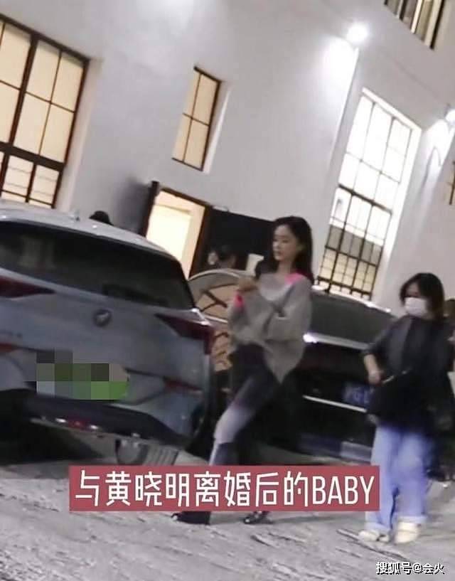 Baby带娃买零食被偶遇！手上一堆膨化食品，伸手护儿子上车太宠溺 - 2