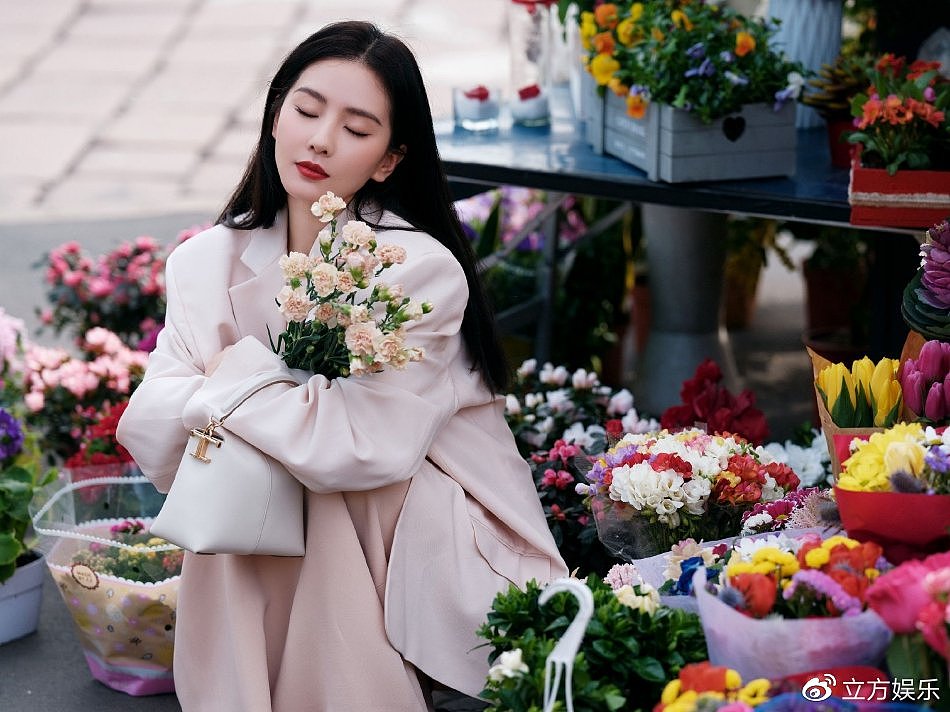 刘诗诗米兰时装周街拍大片 穿米白色西装手捧鲜花优雅浪漫 - 8