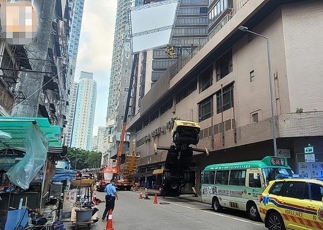 黄渤倪妮剧组突发意外，升降台从高空坍塌8人受伤，现场画面曝光 - 5