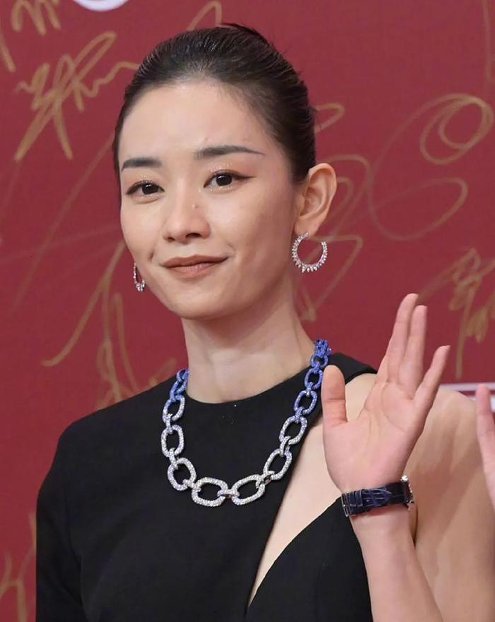 上海电影节明星怼脸生图：王源痘坑闭口明显，于文文变网红脸 - 13