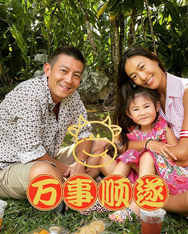 陈冠希和秦舒培在豪宅为女儿开5岁生日派对 一家三口开心拍全家福 - 2